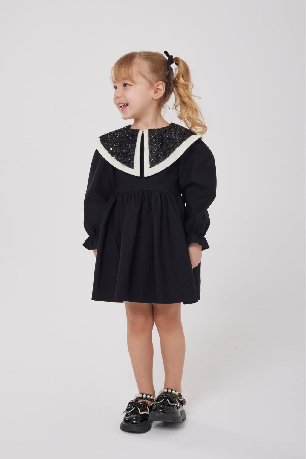 Siyah yaka detaylı elbise