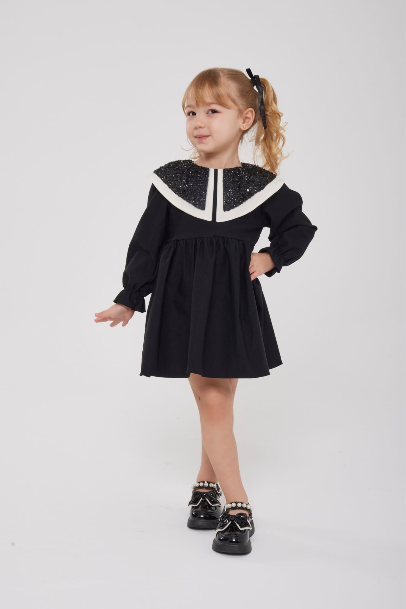 Siyah yaka detaylı elbise